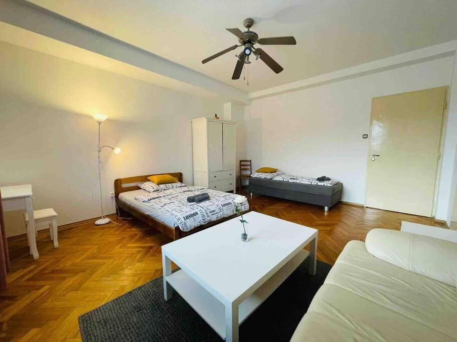 Lovely 2Bdr In Center, Wifi & Self-Check In Bratislava Extérieur photo