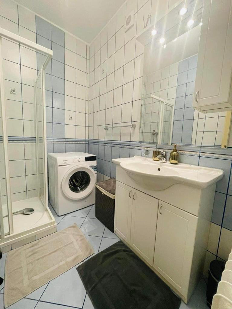 Lovely 2Bdr In Center, Wifi & Self-Check In Bratislava Extérieur photo