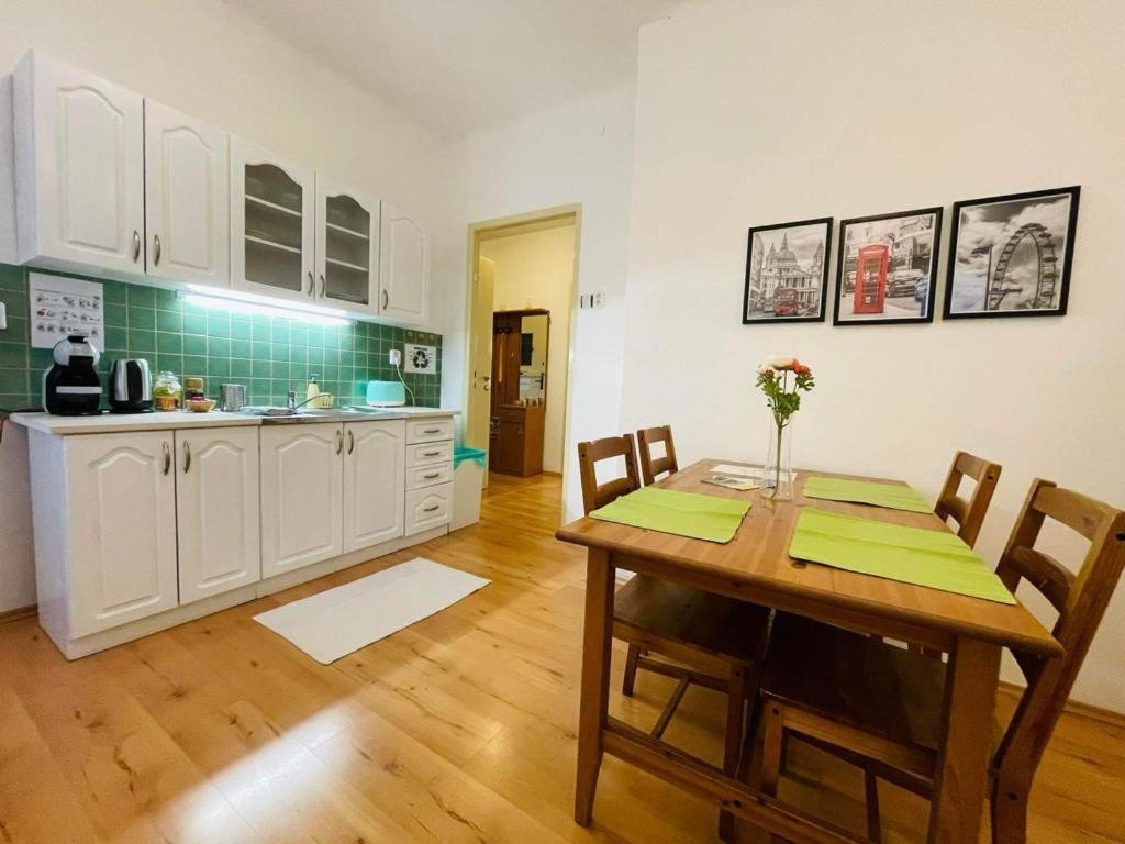 Lovely 2Bdr In Center, Wifi & Self-Check In Bratislava Extérieur photo